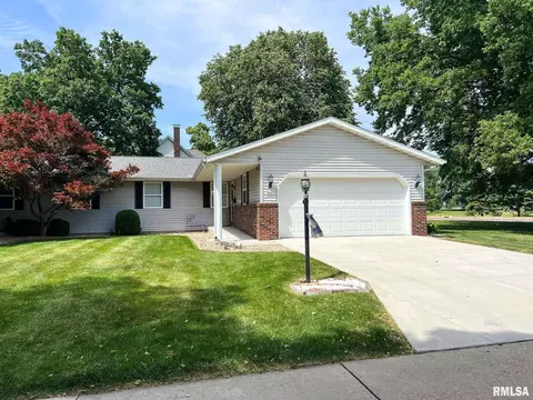842 N Main St, Washington, IL 61571