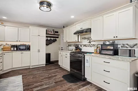 Kitchen - 21087 N 25 E Rd, Danvers, IL 61732 photo 3 of 4