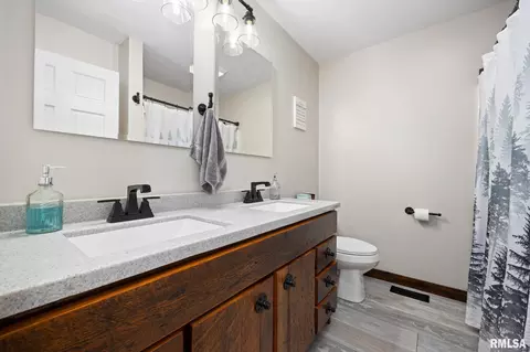 Bath - 21087 N 25 E Rd, Danvers, IL 61732 photo 2 of 2