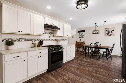 Kitchen - 21087 N 25 E Rd, Danvers, IL 61732 photo 2 of 4
