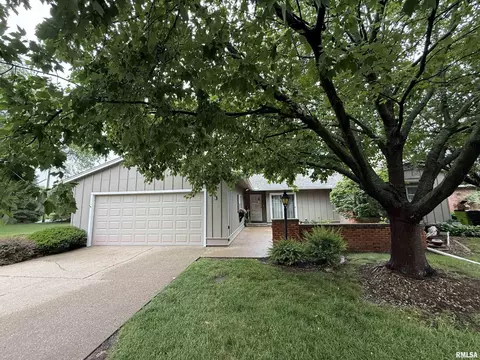 7100 N Fox Point Dr, Peoria, IL 61614