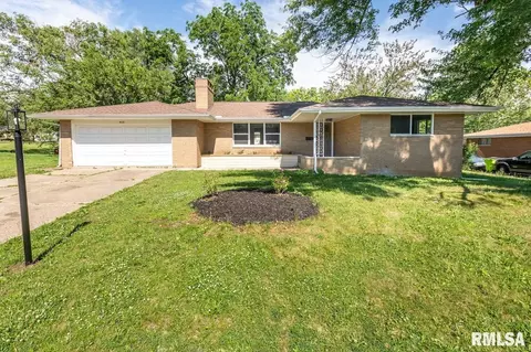4030 N Brookdale Pl, Peoria, IL 61614