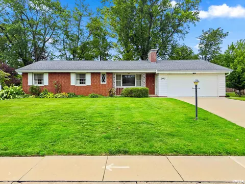 303 Oakwood Cir, Washington, IL 61571