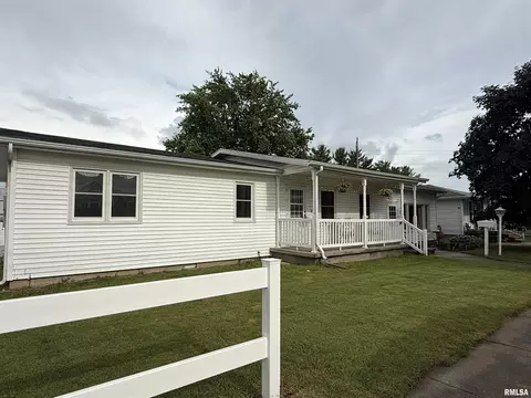 611 S Maple St, Lewistown, IL 61542
