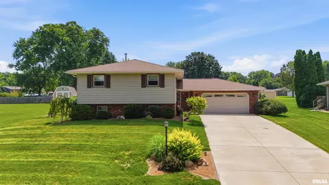 317 Arbor Vitae Dr, Germantown Hills, IL 61548