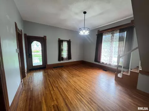 Living - 304 E Summit St, Macomb, IL 61455 photo 1 of 3