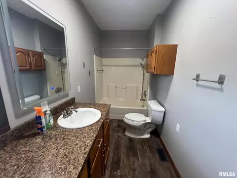 Bath - 304 E Summit St, Macomb, IL 61455 photo 2 of 3