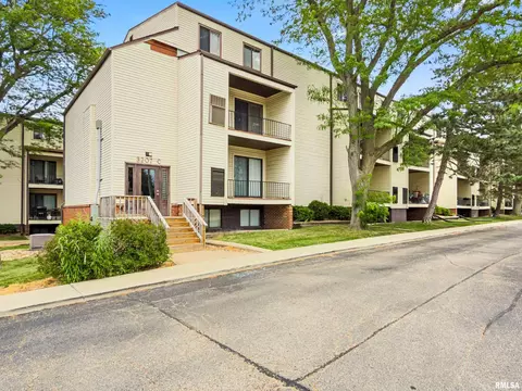 3207 W Willow Knolls Dr, Peoria, IL 61614