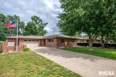 1412 N 4th St, Pekin, IL 61554