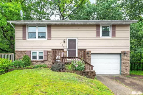 312 Season Dr, East Peoria, IL 61611