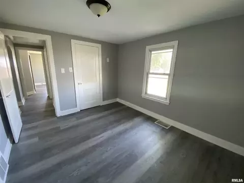Bedroom - 26334 E Il Hwy 9 Hwy, Canton, IL 61520 photo 3 of 4