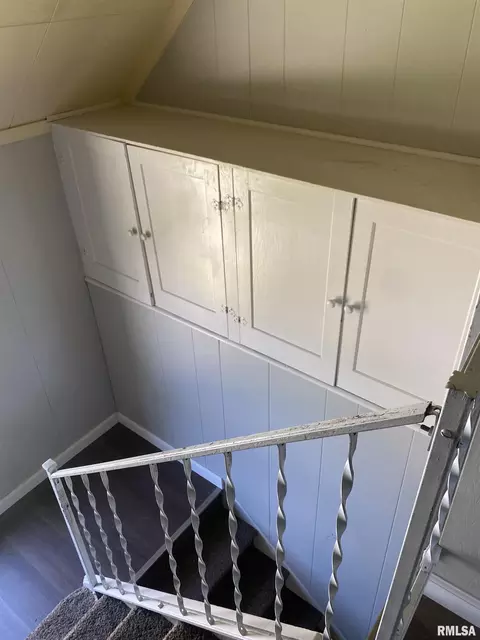 Entry Way - 624 E Maple St, Canton, IL 61520 photo 5 of 7
