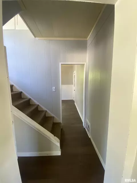 Entry Way - 624 E Maple St, Canton, IL 61520 photo 2 of 7