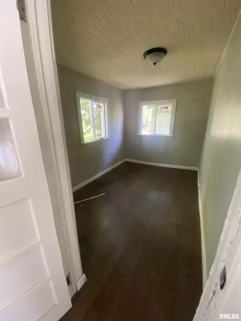 Bedroom - 624 E Maple St, Canton, IL 61520 photo 2 of 6