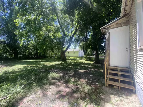 Exterior - 624 E Maple St, Canton, IL 61520 photo 2 of 4