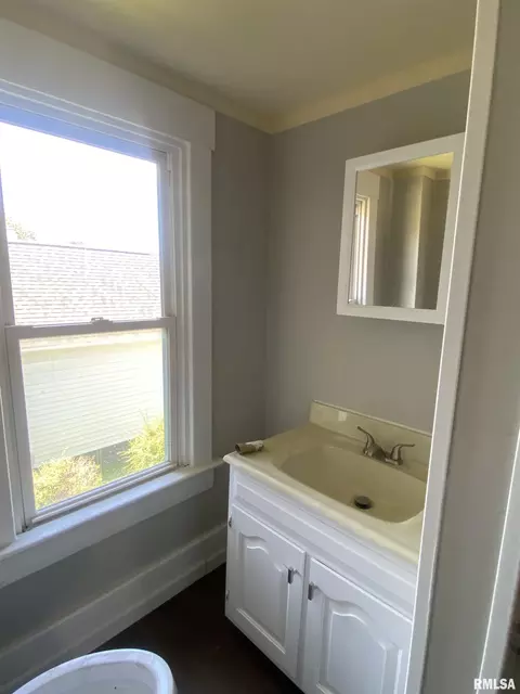 Bath - 624 E Maple St, Canton, IL 61520 photo 2 of 2
