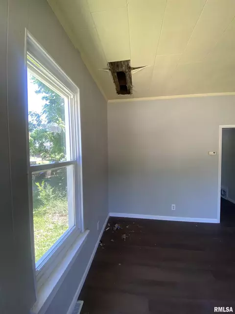 Entry Way - 624 E Maple St, Canton, IL 61520 photo 1 of 7
