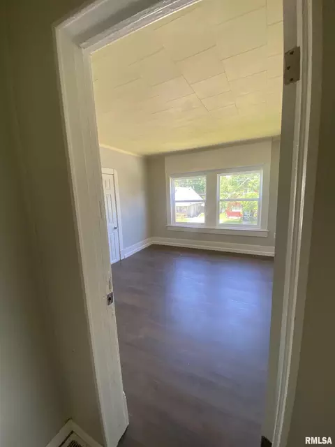 Bedroom - 624 E Maple St, Canton, IL 61520 photo 3 of 6