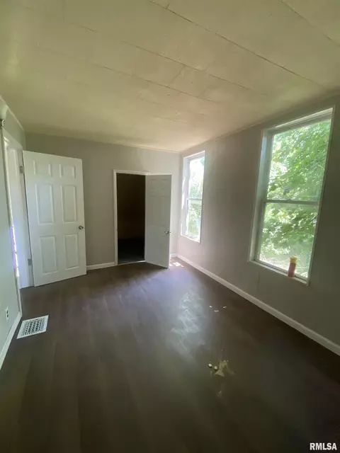 Bedroom - 624 E Maple St, Canton, IL 61520 photo 5 of 6