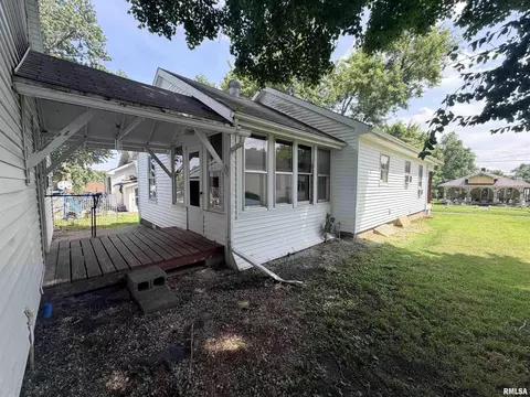 Exterior - 209 Douglas St, Anna, IL 62906 photo 4 of 9