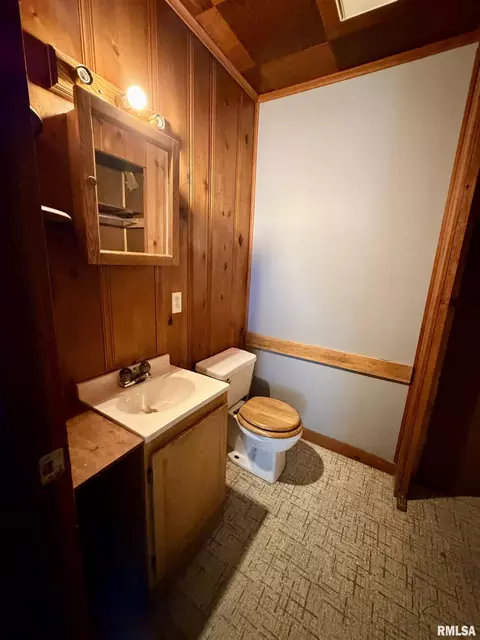 Bath - 209 Douglas St, Anna, IL 62906 photo 1 of 4