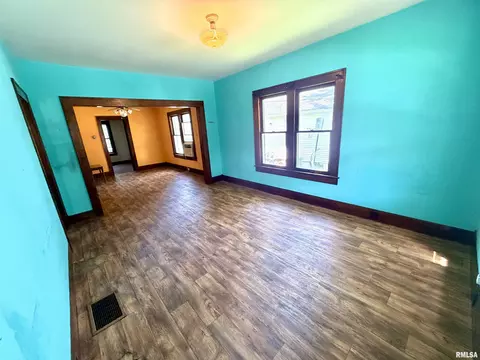 Living - 209 Douglas St, Anna, IL 62906 photo 1 of 2