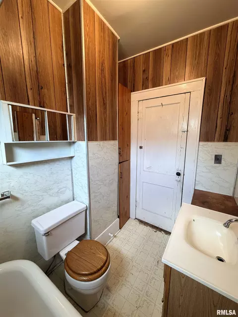 Bath - 209 Douglas St, Anna, IL 62906 photo 4 of 4
