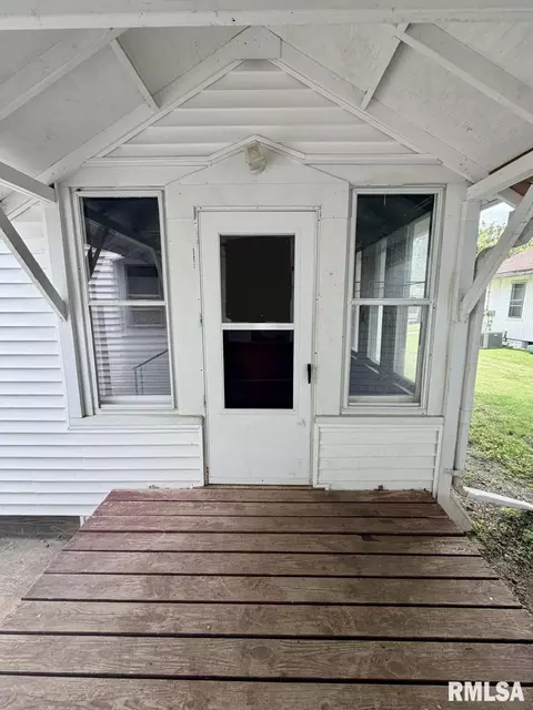 Exterior - 209 Douglas St, Anna, IL 62906 photo 5 of 9