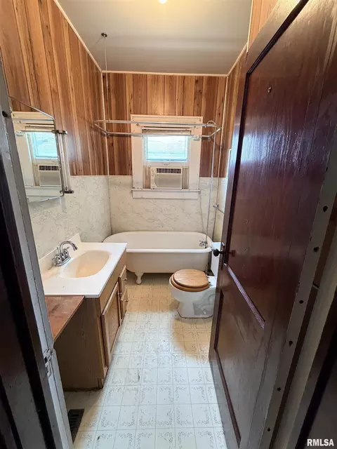 Bath - 209 Douglas St, Anna, IL 62906 photo 2 of 4