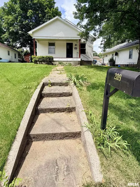 209 Douglas St, Anna, IL 62906