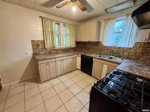 332 E Summit St, Macomb, IL 61455 photo 5