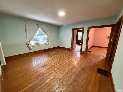 332 E Summit St, Macomb, IL 61455 photo 3
