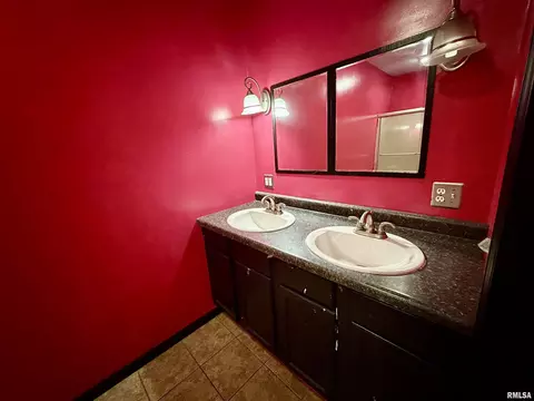 332 E Summit St, Macomb, IL 61455 photo 7