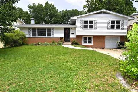 2717 W Castle Ct, Peoria, IL 61614