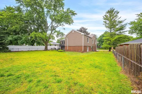 Exterior - 1020 E Madison St, Morton, IL 61550 photo 3 of 9