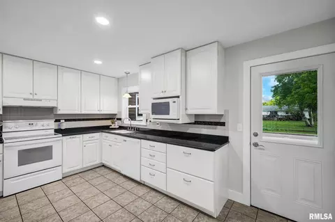 Kitchen - 1020 E Madison St, Morton, IL 61550 photo 3 of 4