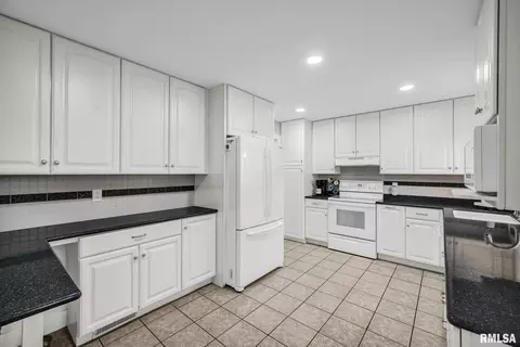 Kitchen - 1020 E Madison St, Morton, IL 61550 photo 4 of 4