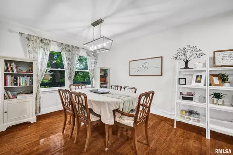 Dining - 1020 E Madison St, Morton, IL 61550 photo 1 of 2