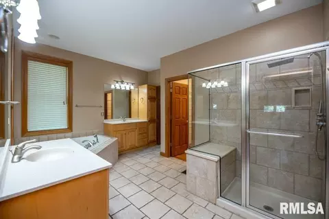 Bath - 6918 W Saddlebrook Dr, Mapleton, IL 61547 photo 1 of 5