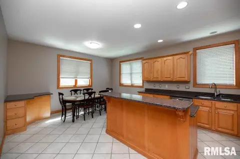 Kitchen - 6918 W Saddlebrook Dr, Mapleton, IL 61547 photo 6 of 7
