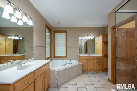Bath - 6918 W Saddlebrook Dr, Mapleton, IL 61547 photo 2 of 5