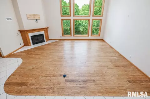 Living - 6918 W Saddlebrook Dr, Mapleton, IL 61547 photo 6 of 9