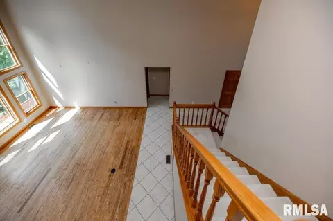 Living - 6918 W Saddlebrook Dr, Mapleton, IL 61547 photo 5 of 9