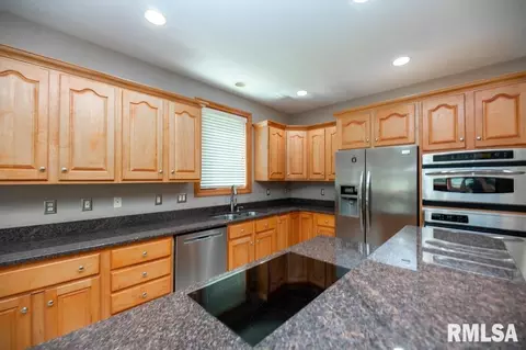 Kitchen - 6918 W Saddlebrook Dr, Mapleton, IL 61547 photo 4 of 7