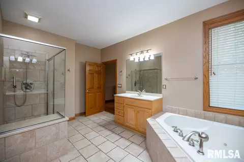 Bath - 6918 W Saddlebrook Dr, Mapleton, IL 61547 photo 4 of 5