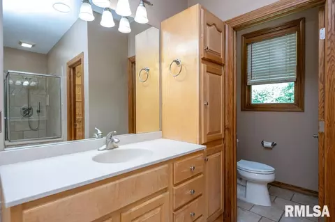 Bath - 6918 W Saddlebrook Dr, Mapleton, IL 61547 photo 3 of 5