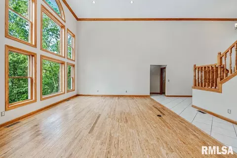 Living - 6918 W Saddlebrook Dr, Mapleton, IL 61547 photo 7 of 9