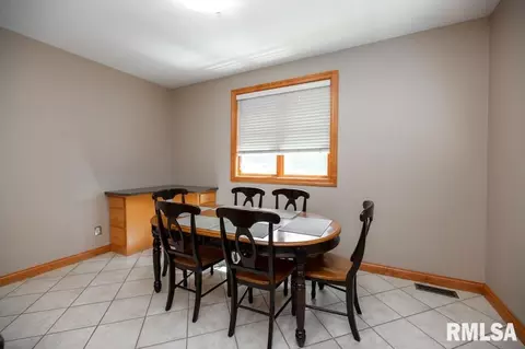 Dining - 6918 W Saddlebrook Dr, Mapleton, IL 61547 photo 2 of 5