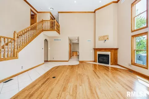Living - 6918 W Saddlebrook Dr, Mapleton, IL 61547 photo 8 of 9