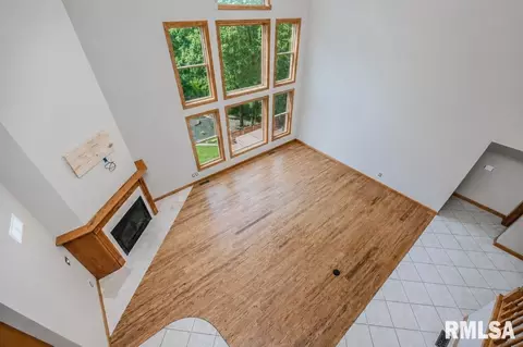 Living - 6918 W Saddlebrook Dr, Mapleton, IL 61547 photo 9 of 9